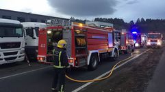 Incendio en la nace de veh�culos Man en Oleiros