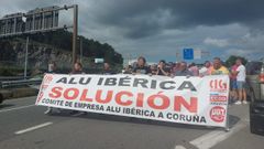 Concentracin de trabajadores de Alcoa de A Corua en frente de Alu Ibrica