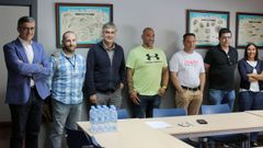 Representantes de la cofrad�a, Endesa y la Estaci�n de Biolox�a Mari�a da Gra�a, ayer en el p�sito eum�s