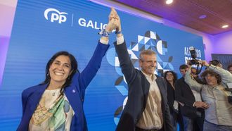 La secretaria general del PP, Paula Prado, y el presidente Alfonso Rueda, en la noche electoral del 18F.