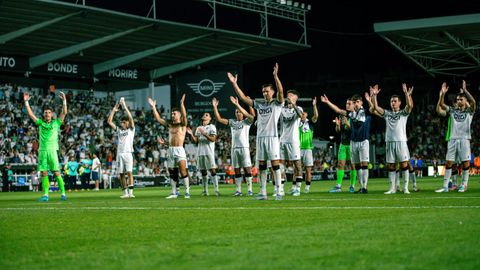 Los jugadores del Burgos festejan en El Plantía con su afición tras la goleada a la Cultural Leonesa en la primera jornada de Liga.