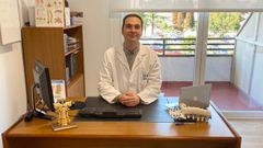 Rodrigo Pedrosa, retratado en su consulta del Hospital Ribera Juan Cardona de Ferrol