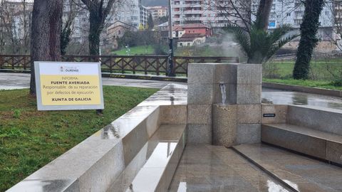La fuente de Os Remedios, que este viernes s� funcionaba, luce un cartel que culpa de su mal funcionamiento a la Xunta.
