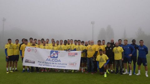 Foto de familia con los trabajadores de Alcoa