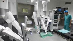 El robot Da Vinci, de cuatro brazos, en primer t�rmino, en el quir�fano del CHUF de Ferrol