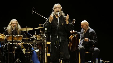 Bieito Romero (no centro) nun concerto de Luar na Lubre en Ourense.