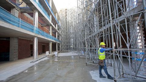 el presidente de la Xunta Alfonso Rueda visita las obras del hospital Gran Montecelo