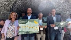 Representantes de los once concellos del Camino Francs y el director de Turismo de Galicia presentaron el folleto este martes en O Cebreiro