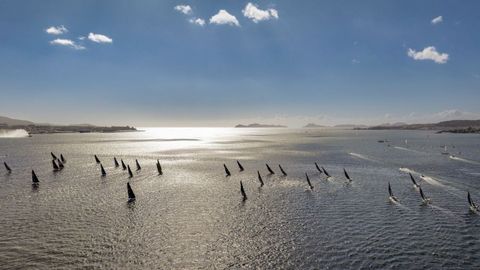 Salida de la regata Solitaire du Figaro desde el Puerto de Vigo.