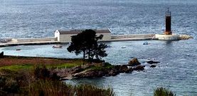 El yacimiento romano de Punta Borralleiro y playa de O Cocho, en primer t�rmiono, est� a escasos metros del Museo do Mar.