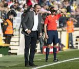 V�ctor Fern�ndez se dirige a sus jugadores durante el partido de ayer en Villarreal. 