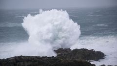 La fuerza del mar provoc� espectaculares olas en Corrubedo