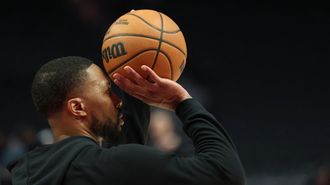 Damian Lillard, a punto de lanzar el bal&oacute;n a canasta durante un calentamiento con los Blazers