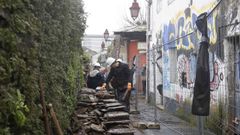 Operarios empiezan a recoger las piedras del derrumbe de la muralla romana de lugo