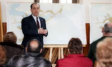 El alcalde de Camari�as da explicaciones a los vecinos con los planos del PXOM a su espalda. 
