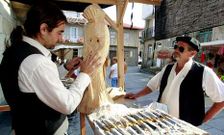 Los trajes de �poca tomaron el casco hist�rico, que amaneci� con un mercado de artesan�a.