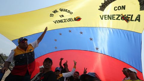 Un grupo de asistentes al concierto celebrado en el puente fronterizo de Tienditas, en C�cuta (Colombia)