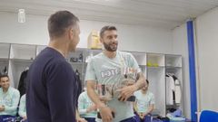 Borja Bast�n, con los dos trofeos en la mano y al lado de Tito Blanco