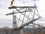 Un momento de la maniobra de elevaci�n de la estructura de e�lica marina.