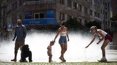 Una familia se refresca en Pontevedra, donde se declararon varias alertas este verano