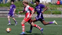 Jos� Font�n, en una acci�n del partido frente al Atl�tico Coru�a Monta�eros.