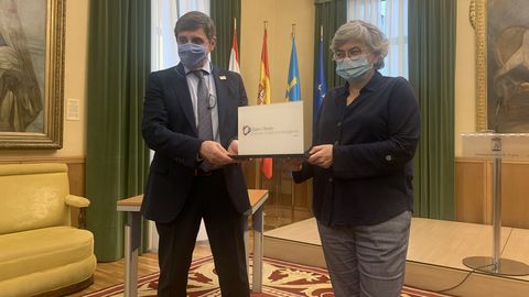 La alcaldesa de Gij�n, Ana Gonz�lez, recoge el distinto de Destinto Tur�stico Inteligente de la mano del presidente de Segittur, Enrique Mart�nez Mar�n