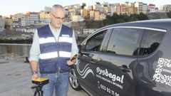 Un t�cnico de Sysdegal, empresa que hace mediciones de rad�n, en el puerto de Malpica
