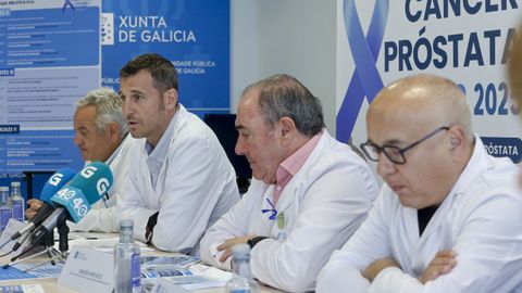 El gerente del área, Ramón Ares (en el centro) y los jefes de Urología y Oncología, Francisco Javier Casas y Sergio Vázquez, en la presentación del programa por el Día Mundial del Cáncer de Próstata.