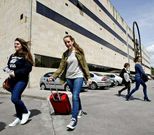 Dos alumnas, el viernes, saliendo de clase con la Facultade de Ciencias Sociais al fondo.