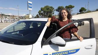 Paula Torres, una joven de 25 a&ntilde;os, conduce un taxi por las calles de Sanxenxo 
