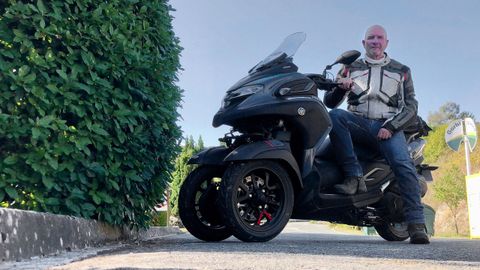 Tomás, a lomo de su moto de tres ruedas, con la que está recorriendo España.