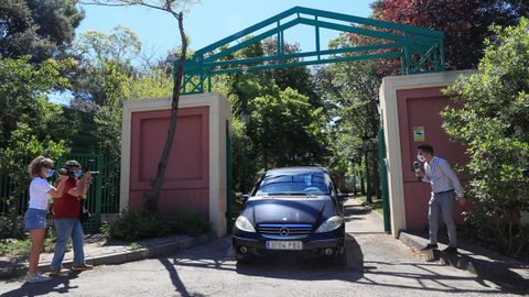 Un vehculo abandona la casa del empresario Jos Luis Moreno en la Urbanizacin Monte Encinas de la localidad madrilea de Boadilla del Monte, que ha sido registrada por las fuerzas de seguridad este martes