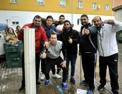 <span lang= es-es >La saga de los Jim�nez, cuatro generaciones vendiendo</span>. �ngel, Mois�s, David, Mariano, Juan, Samuel y Jos� Manuel son familia directa. En la imagen posan mientras recogen sus puestos en Recimil, un mercado al que acuden desde que se cre� hace dos d�cadas y que es su favorito. �Est� lleno de baches y de charcos, algunos clientes y vendedores se han ca�do ya�, denuncian. 