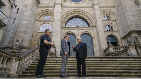 O delegado da Xunta e o bispo diante da fachada principal da catedral