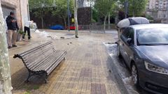 Reventn de una tubera en la esquina de Pena Trevinca con la calle Corua