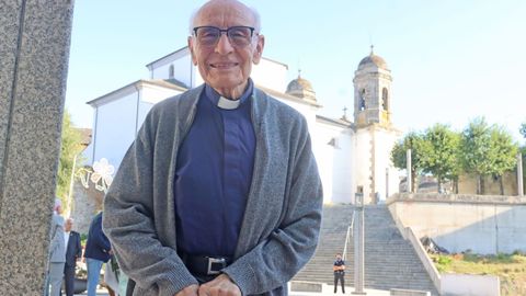 Garca Amor, diante da casa parroquial, coa igrexa ao fondo