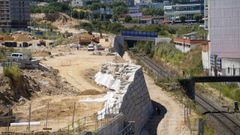 Talud junto a la v�a f�rrea que separa Xux�n y Matogrande