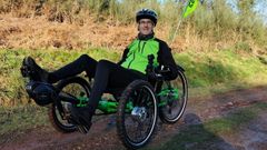Fernando Gonz�lez Carrera sube con su bici adaptada a un alto en Barbad�s