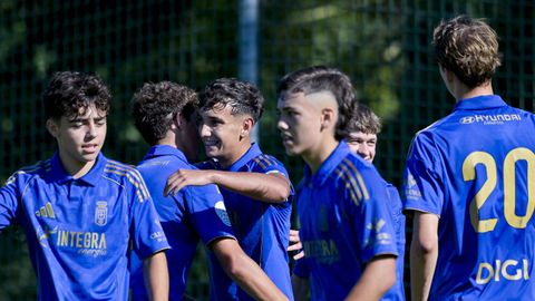 Los jugadores del juvenil B del Real Oviedo celebran un gol