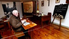 Benito Iglesias lleva d�cadas viviendo en Santiago, aunque naci� en una peque�a aldea del rural de Silleda (Pontevedra). En su clase hab�a 63 alumnos, de entre 7 y 14 a�os, el castigo f�sico era algo habitual y trabajaban con un pizarr�n, tiza y un solo libro que englobaba todas las asignaturas.