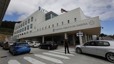Fila de coches ante el Hospital P�blico da Mari�a esperando para hacer las pruebas del coronavirus