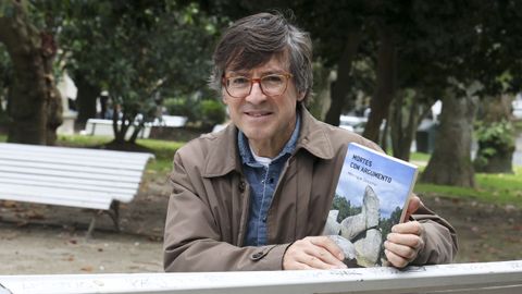 O autor ferroln Henrique Dacosta, coa sa nova novela, Mortes con argumento. 