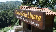 El acceso a la cueva de La Lluera est sealizado