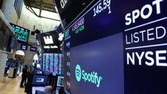 Una pantalla muetra el logotipo y la cotizaci�n de la compa��a sueca Spotify en la bolsa de Nueva York