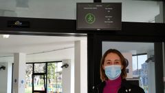La concejala de Comercio, Elena L�pez, junto a la pantalla que controla el aforo