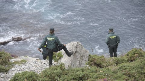 -El helicptero de Bomberos de Asturias ha localizado un cadver en un acantilado de la zona de Cabo Vidio, donde est trabajando el operativo para localizar al alcalde de Soto del Barco, Jaime Prez