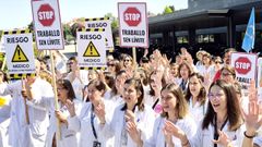 Concentraci�n de los m�dicos en contra del estatuto marco ayer en el �lvaro Cunqueiro de Vigo