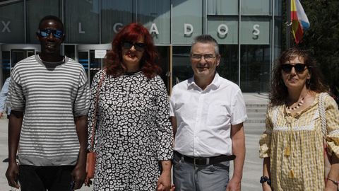 T�nde Jakab y Juan Manuel Sacar�s, en el centro, acompa�ados de sus testigos de boda, minutos antes de casarse