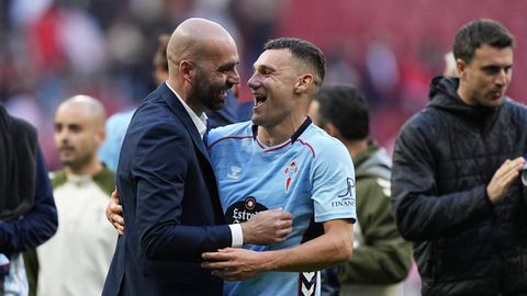El entrenador del Celta, Claudio Gir�ldez, celebrando con Jutgl� el triunfo en el Metropolitano.