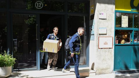 Agentes de la Polic&iacute;a salen con cajas con documentaci&oacute;n de la sede de What The Fav, la empresa de la hijas de Zapatero.